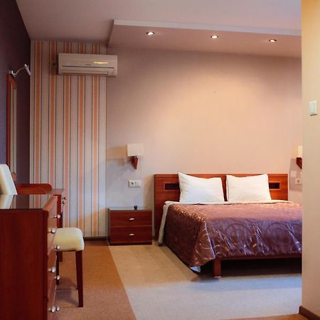 Euro Motel Lyuboml Bagian luar foto