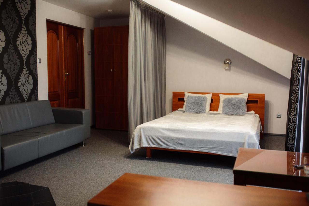 Euro Motel Lyuboml Bagian luar foto