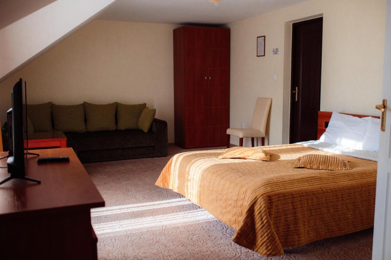 Euro Motel Lyuboml Bagian luar foto